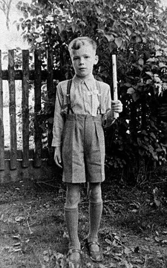 Юный Арнольд Шварценеггер, сын шефа полиции городка Таль-Грац в Австрии,1950-е годы