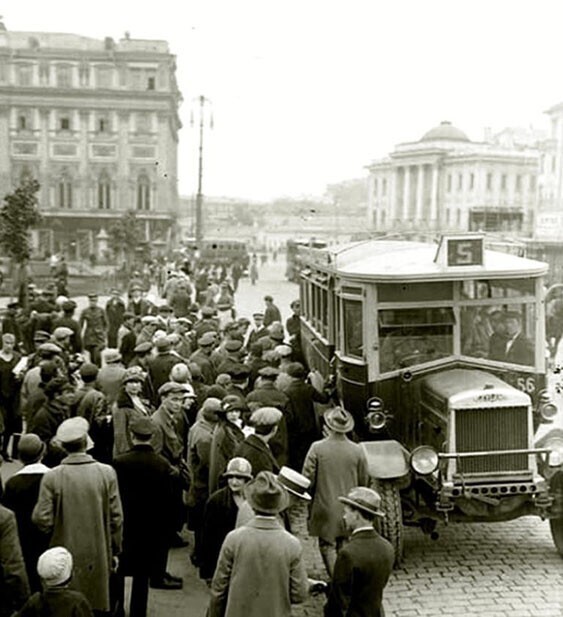 В 1922 году в Москве начал работать первый автобус – старый немецкий «Бюссинг».