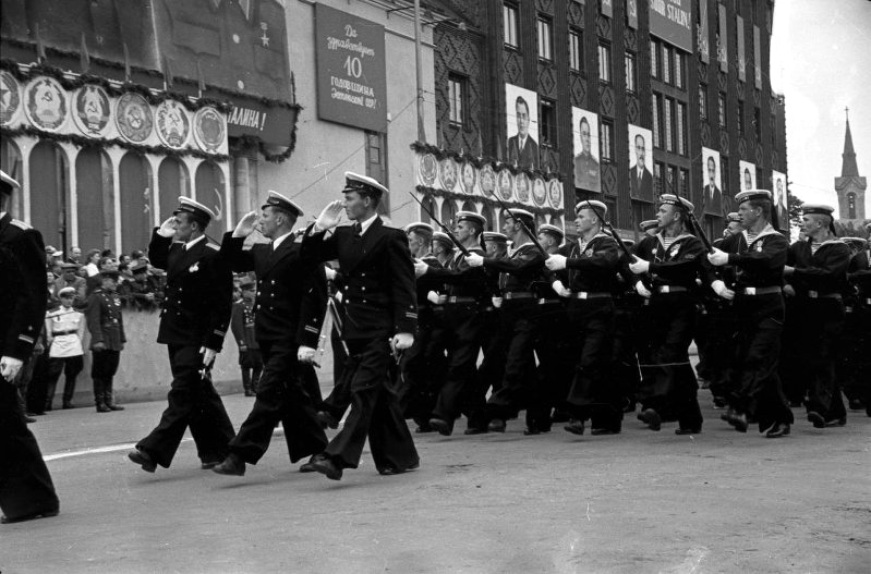 Моряки-балтийцы на параде в Таллине в день празднования десятилетия Советской власти в Эстонии 1950 г.