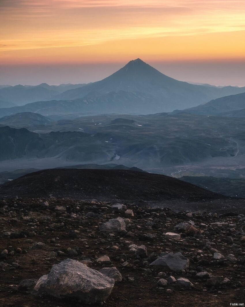 Вид с вершины вулкана Горелого на Вилючинский вулкан