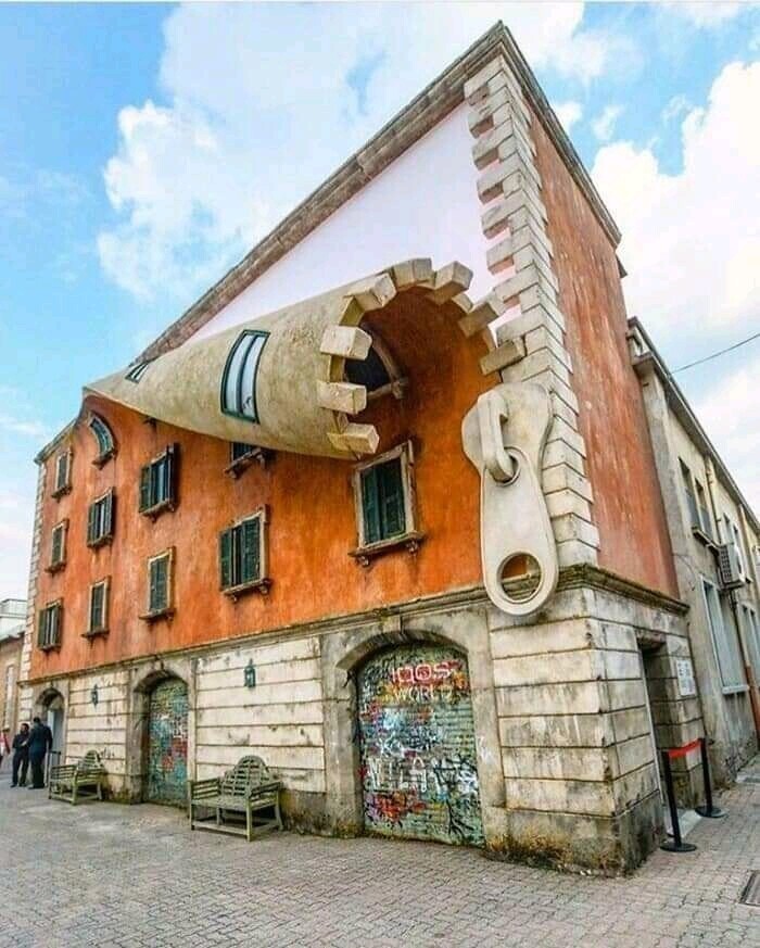6. Здание с расстёгнутой молнией. Милан, Италия