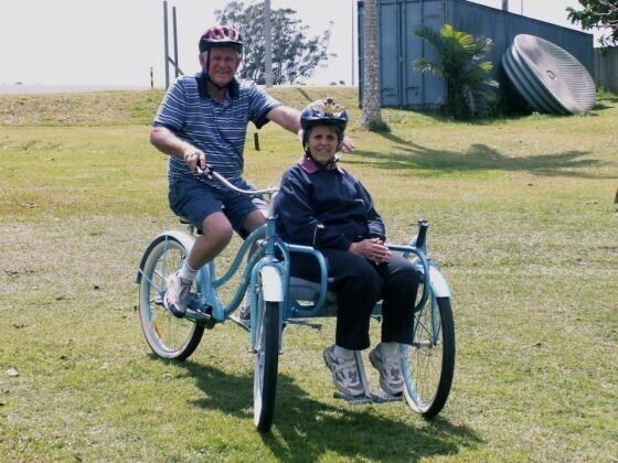 Муж построил специальный велосипед, чтобы катать свою жену, страдающую болезнью Альцгеймера