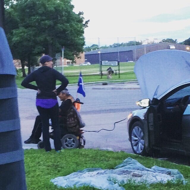 Женщина остановилась, чтобы помочь зарядить инвалидную коляску