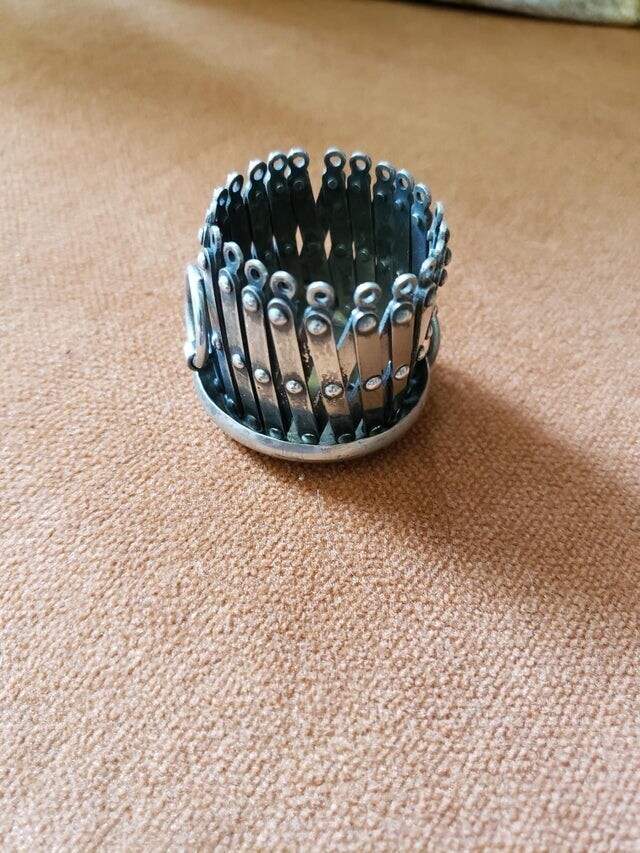 Расширяющееся металлическое кольцо с декоративным колпачком и ручками