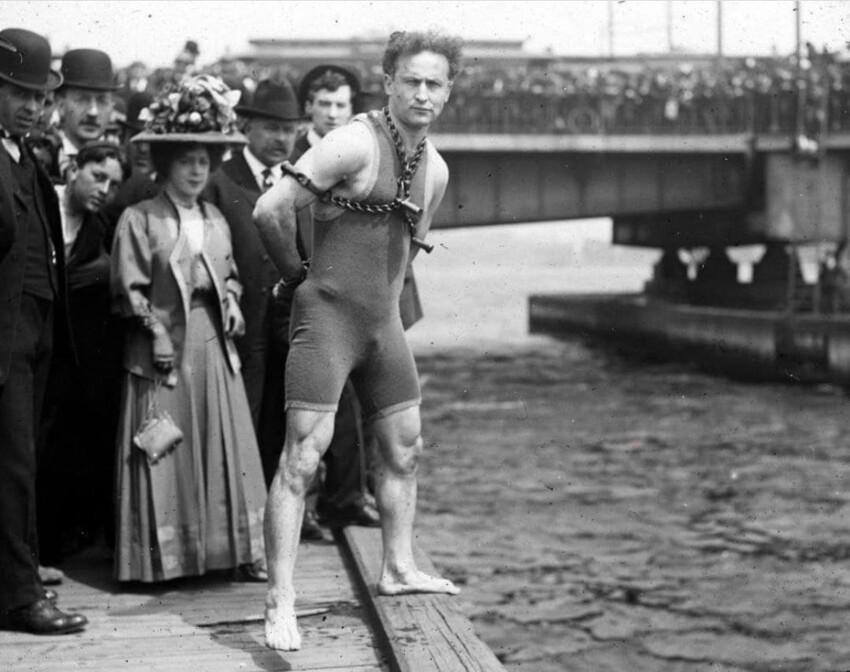 Гарри Гудини готовится к выполнению трюка в 1906 году.