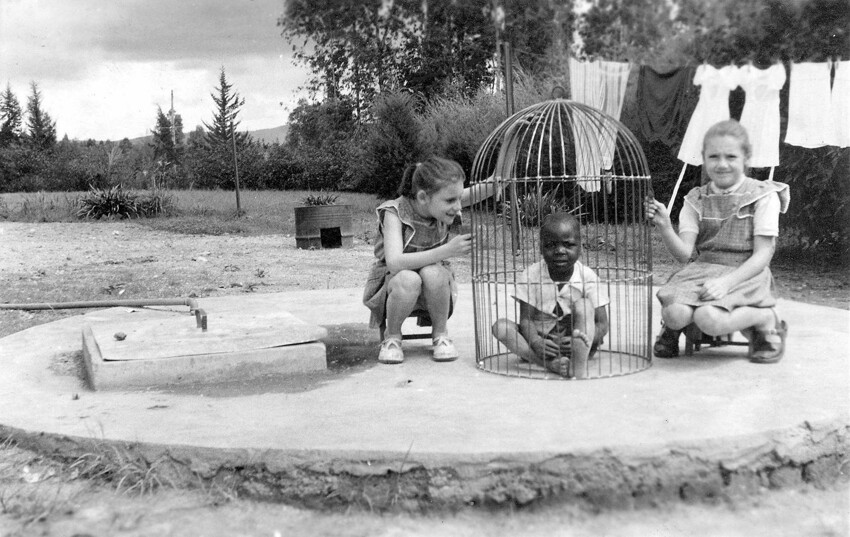 Бельгийские девочки играют с ребёнком, купленном их родителями в человеческом зоопарке. На минуточку, это 1955 год. 