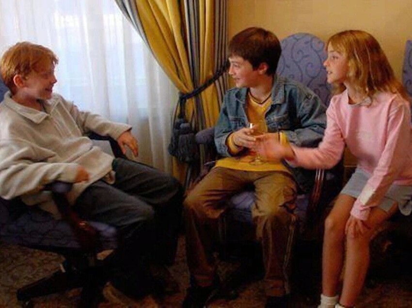 Руперт Гринт, Дэниел Редклифф и Эмма Уотсон впервые знакомятся перед съемками первого фильма "Гарри Поттер". Тогда они ещё не знали, какая слава их ждёт.