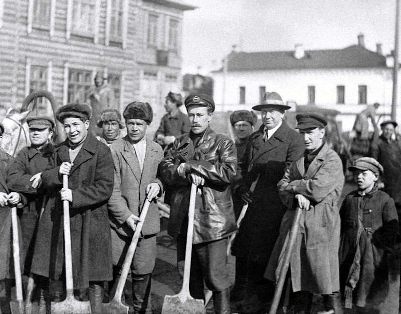 Служащие Северо-Уральского треста на субботнике Тобольск 1934 г.