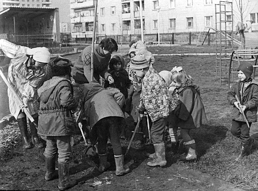 Детский сад "Красная шапочка" на коммунистическом субботнике Волгодонск 1981 г.