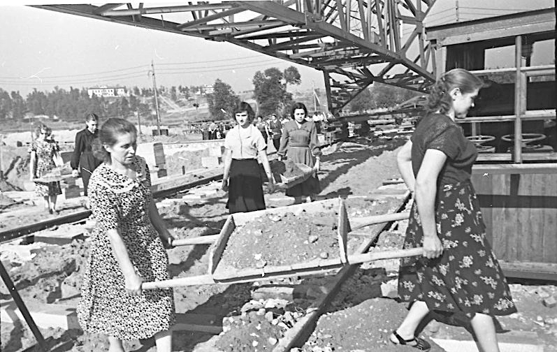 Молодёжь «Трёхгорки» на субботнике, на строительстве стадиона в Лужниках 1955 г.