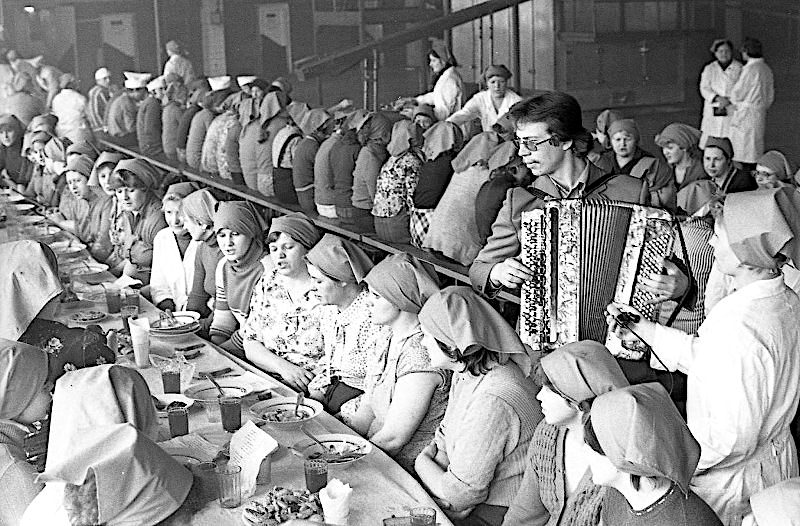 Коллективный обед во время ленинского коммунистического субботника Мурманск 1984 г.