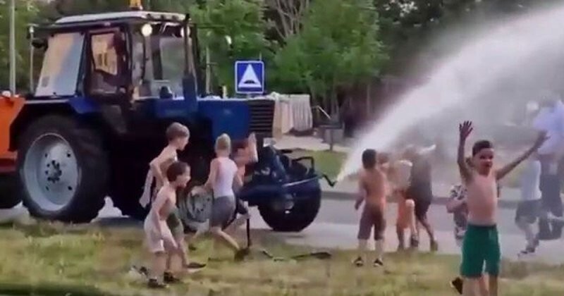 Детство, детство: тракторист из Ростова повеселил детишек