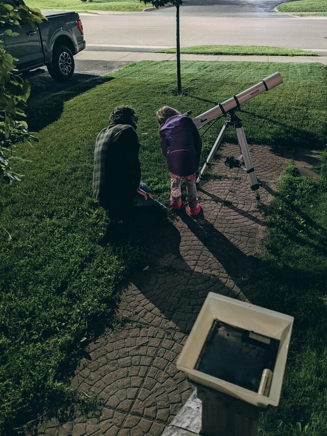 "Моя дочь показала мне кольца Сатурна в свой телескоп этим утром"