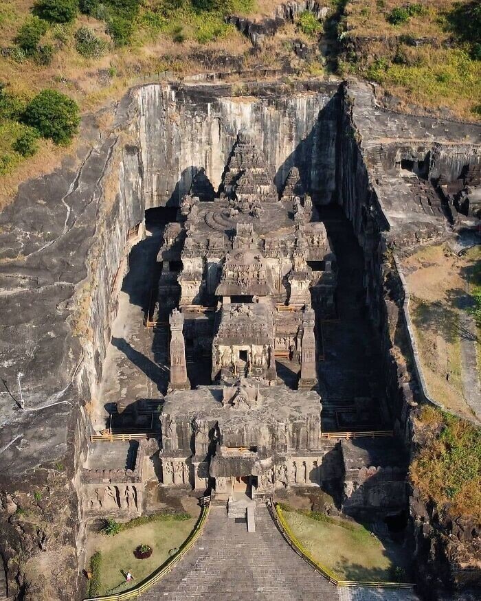 21. Храм Кайласа в Эллоре, Индия, построенный из цельного камня