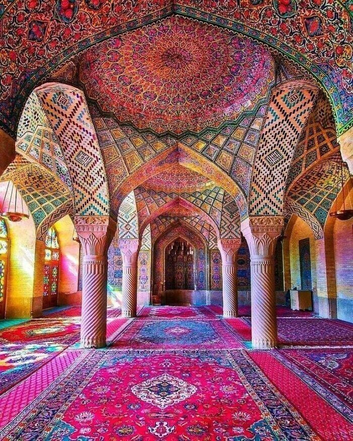 8. Мечеть Насир-Оль-Мольк, также известная как Розовая мечеть, традиционная мечеть в Ширазе, Иран