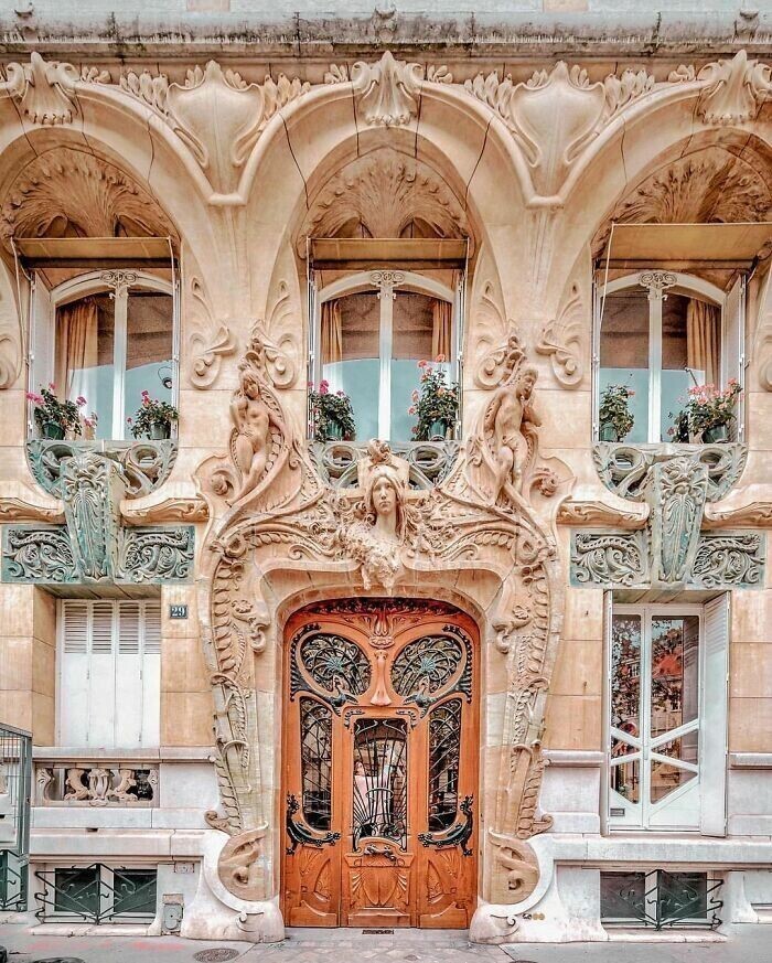27. Lavirotte Building, жилой дом на авеню Рапп в 7-м округе Парижа, спроектированный французским архитектором Жюлем Лавироттом и построенный между 1899 и 1901 годами