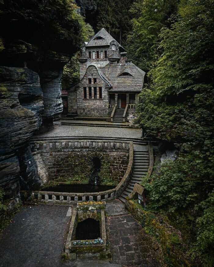 17. Красивый дом в окружении скал и деревьев в Гренско, Чехия