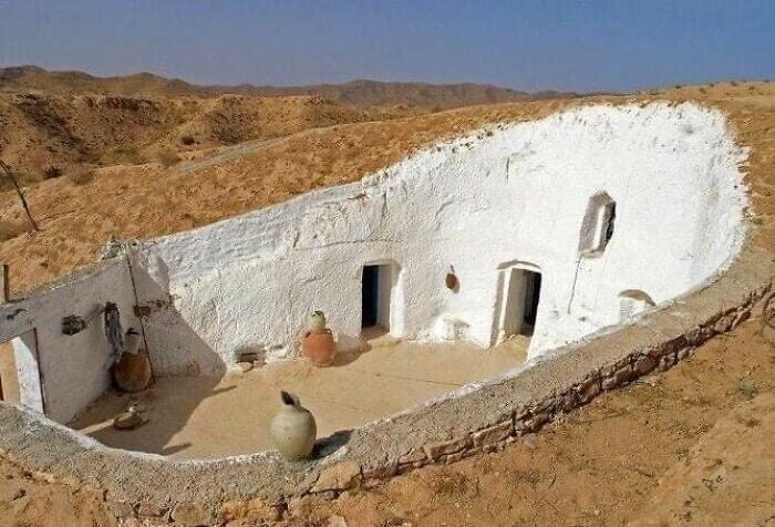 26. Традиционный средневековый пещерный дом с внутренним двором, найден в пустыне Ливии