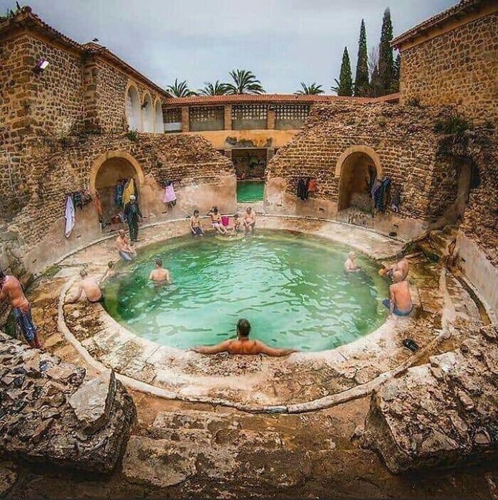 31. Хаммам Эссалихине — римская баня, которая всё ещё используется спустя 2000 лет в Кхенчеле, Алжир