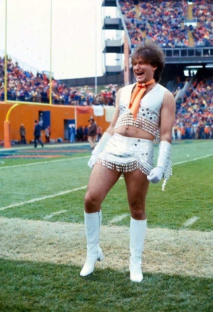 1. Робин Уильямс в роли первого мужчины-чирлидера команды Denver Broncos, 1979 год