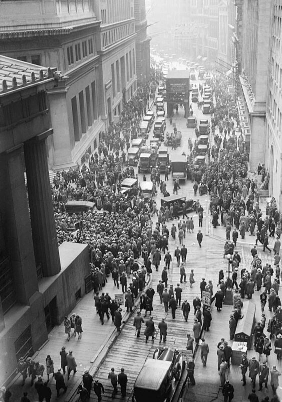 «Черный вторник», 29 октября 1929 года: взволнованная толпа собирается у фондовой биржи в Нью-Йорке после краха рынка акций