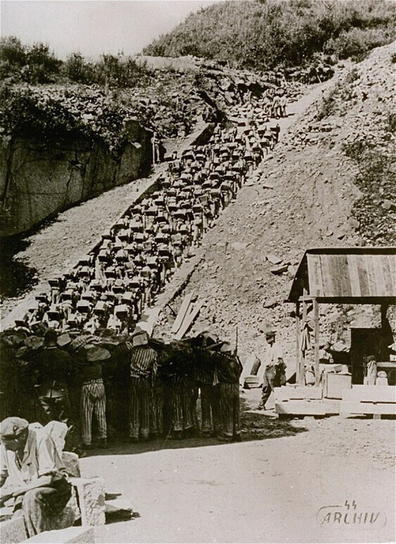 «Лестница смерти», по которой заключенных заставляли нести 50-ти килограммовые гранитные блоки по 186 ступеням карьера в концентрационном лагере Маутхаузен. 1942 год