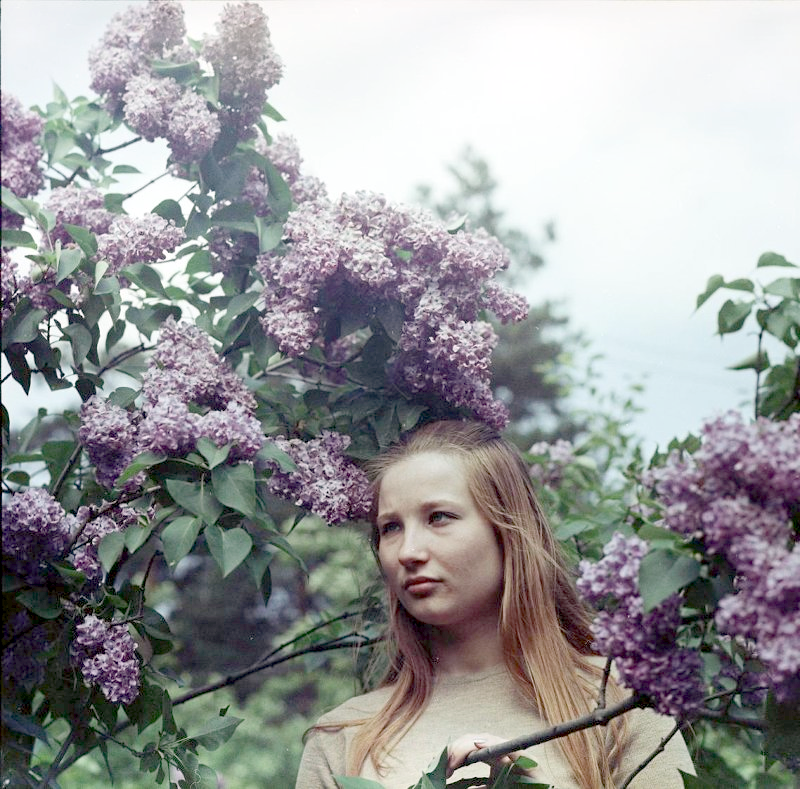 Девушка в саду 1970е