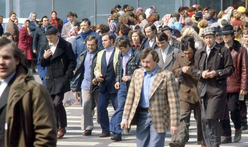 Прохожие на улицах Тольятти 1981 г.