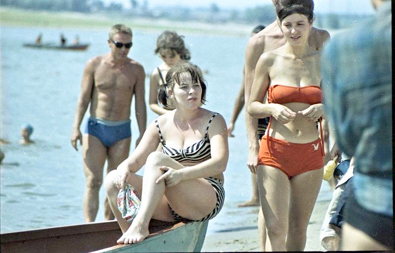На пляже Волгоградская обл., г. Волжский 1967 г.