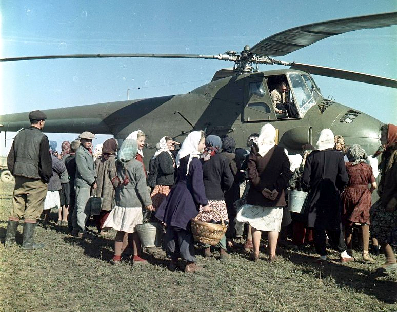 Буковина. Сельские жители вокруг вертолета 1960 г.