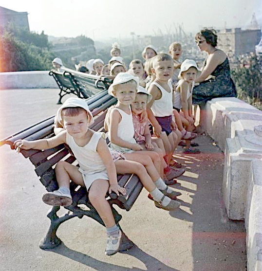 Детский сад на прогулке 1960е