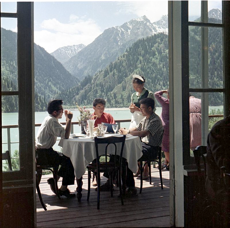 На веранде ресторана «Турист» на озере Иссык-Куль 1961 г.