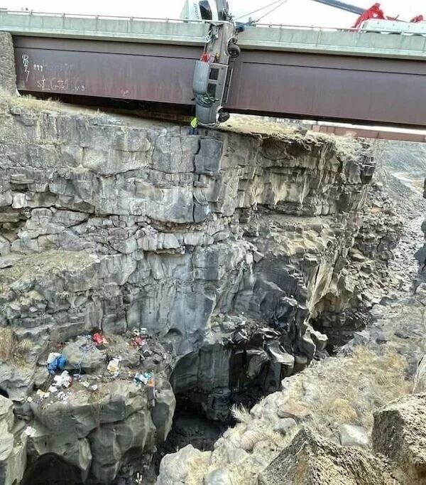 Грузовик, переезжавший мост,  спасли страховочные цепи автофургона