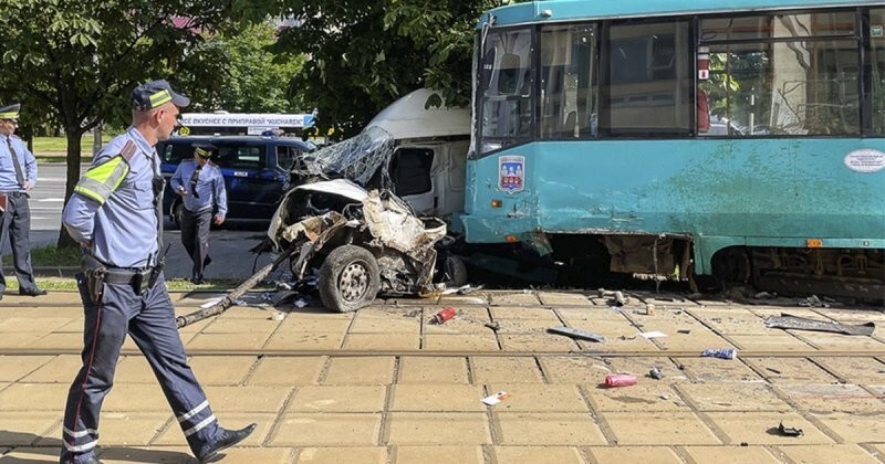 Авария дня. В Минске в столкновении с трамваем погиб водитель фургона