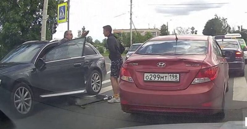 Самокатчик проехал на красный и столкнулся с автомобилем под Петербургом
