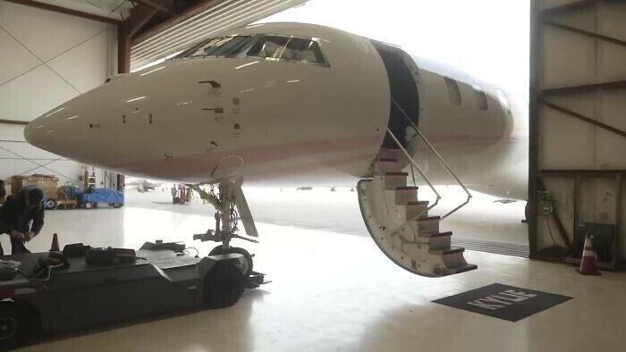 Кайли Дженнер раскритиковали за любовь к частным самолётам и "отрыв от реальности"