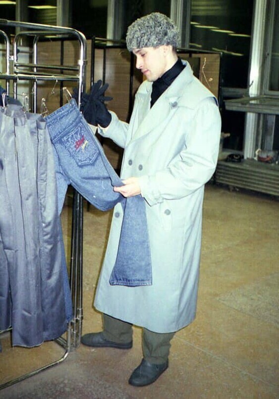 Юноша в каракулевой шапке выбирает себе джинсы «мальвины», 1992 год