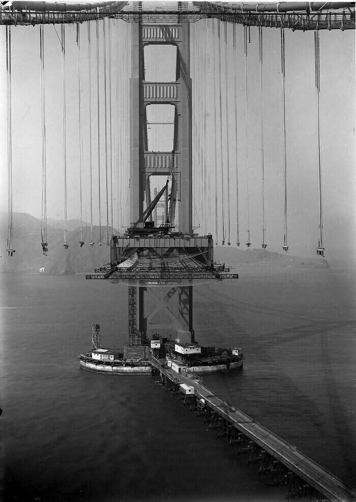 Редкий кадр строительства висячего моста "Золотые Ворота" в Калифорнии. 1935 год