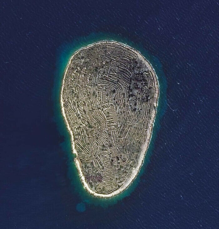 Бальенац - необитаемый остров в Адриатическом море у побережья Хорватии. Издалека он очень напоминает отпечаток пальца, а на самом острове расположено около 23 километров низких стен - в древности люди использовали их для разделения полей