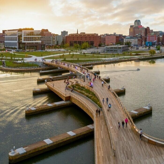 Мост объединяет парки в городке Провиденс, США