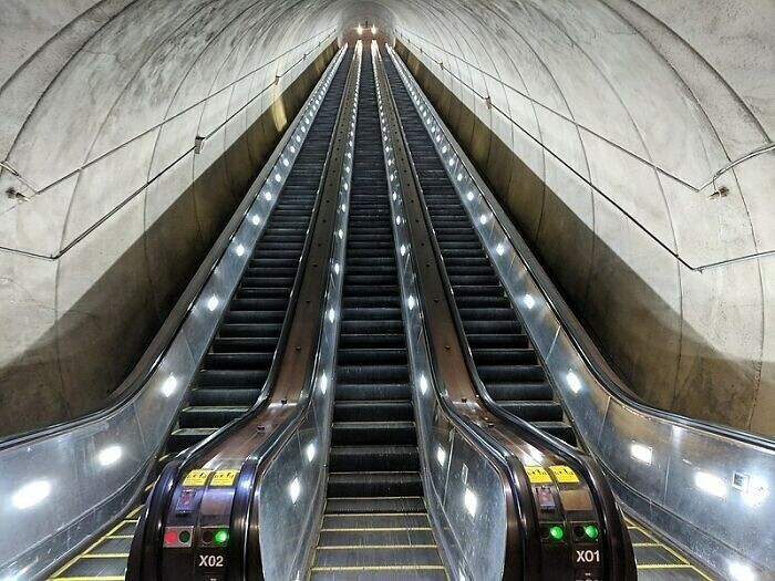 Эскалатор на станции метро Wheaton Station в штате Мэриленд, США - один из самых длинных в штатах. С нижней точки он возвышается на высоту 70 метров