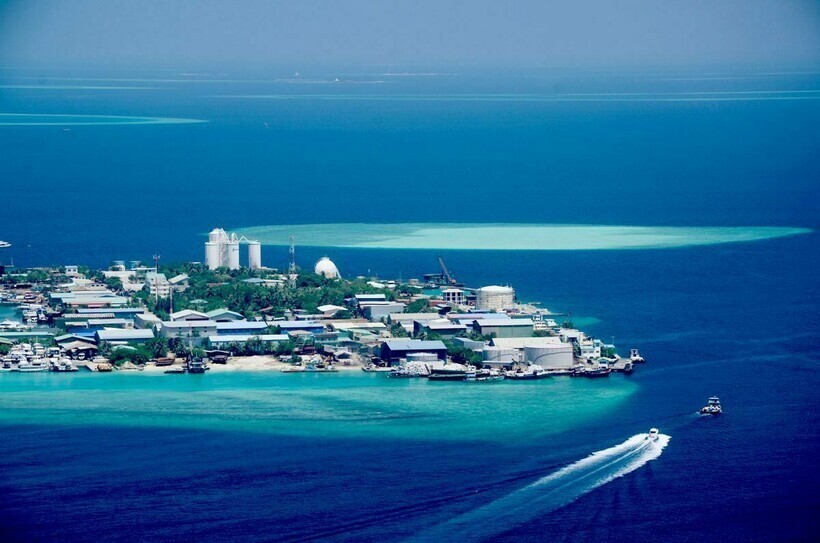 Обратная сторона рая: 15 фото мусорного острова Мальдив