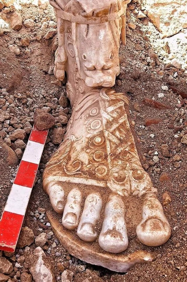 Нижняя часть ноги и ступня с сандалией статуи римского императора Марка Аврелия, правившего в 161–180 гг., в натуральную величину, найденные в Сагалассосе, Турция, в 2008 г.