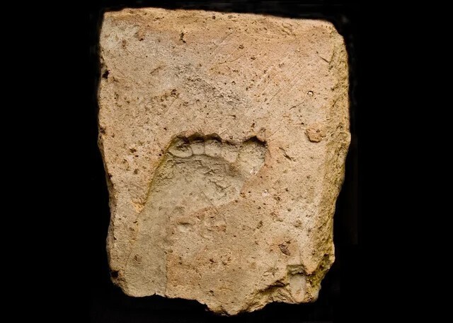 Отпечаток ноги древнеримского мальчика. Сейчас выставлен в музее Мальтона