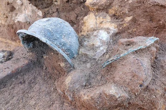 Шлемы и оружие, использовавшиеся в знаменитой морской битве при Алалии в VI веке до н.э., в месте археологических раскопок Пестум и Велия