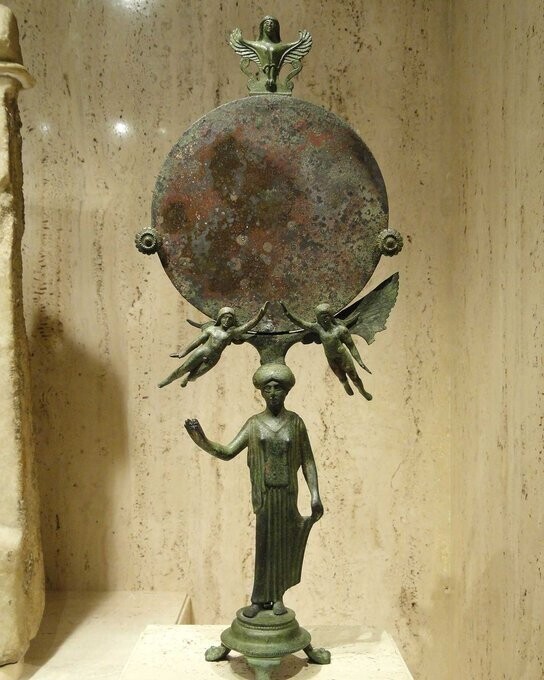 Бронзовое зеркало, найденное в этрусской гробнице. 465-450 гг. до н.э. Сейчас зеркало выставлено в Художественном музее Нельсона-Аткинса