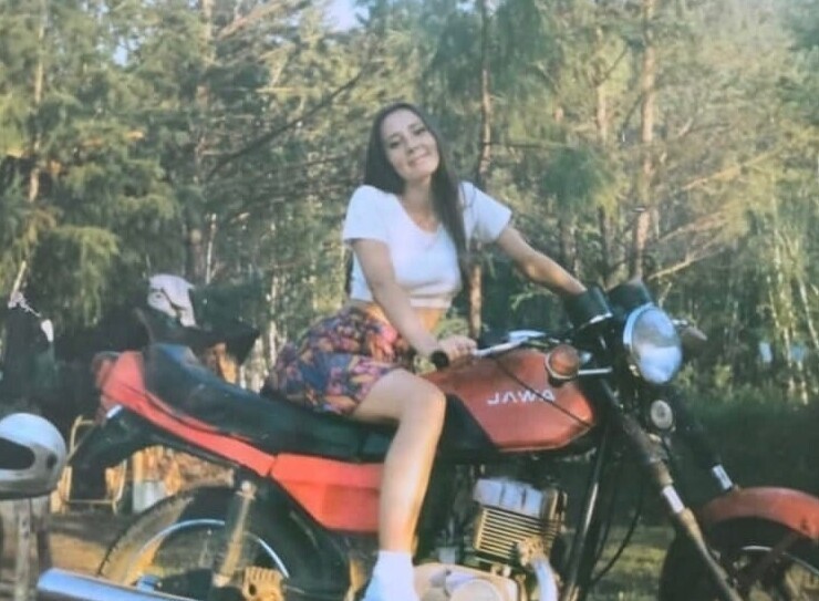 Девушка позирует на мотоцикле JAWA