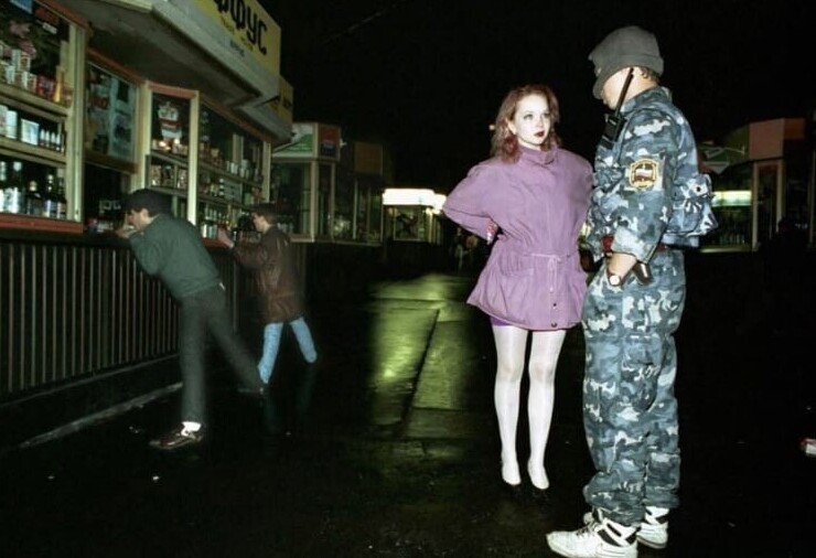 Сотрудник милиции задерживает проститутку, 1994 год