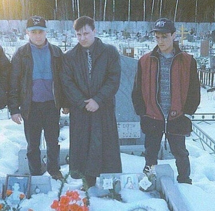 Андрей Разин и Юрий шатунов на могиле солиста группы "Ласковый май" Миши Сухомлинова, 1994 год