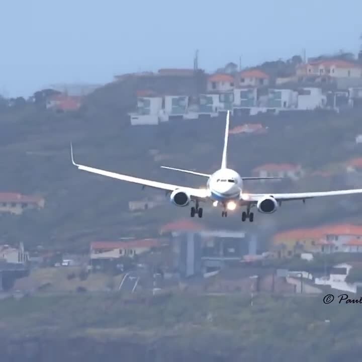 Самолёт борется с ветром при посадке 